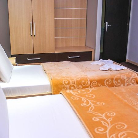 Hotel Vila Aeroport Rinas Bagian luar foto