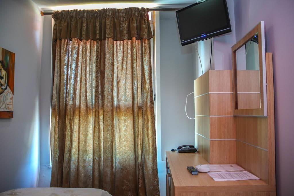 Hotel Vila Aeroport Rinas Bagian luar foto