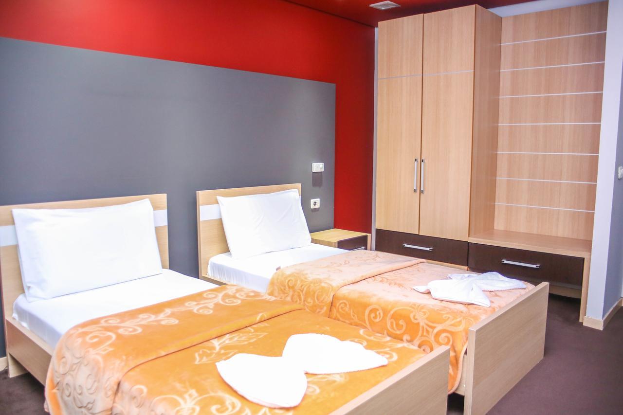 Hotel Vila Aeroport Rinas Bagian luar foto