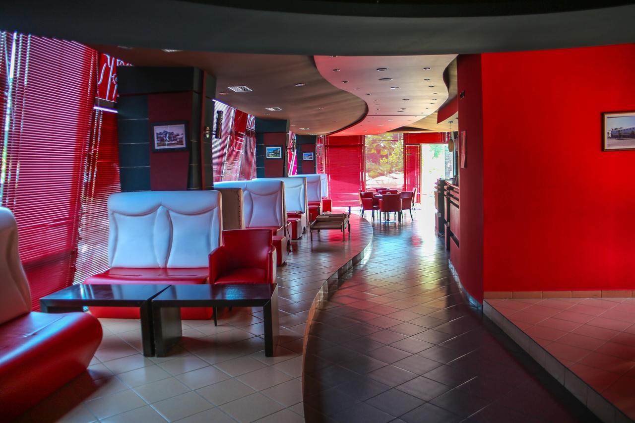 Hotel Vila Aeroport Rinas Bagian luar foto