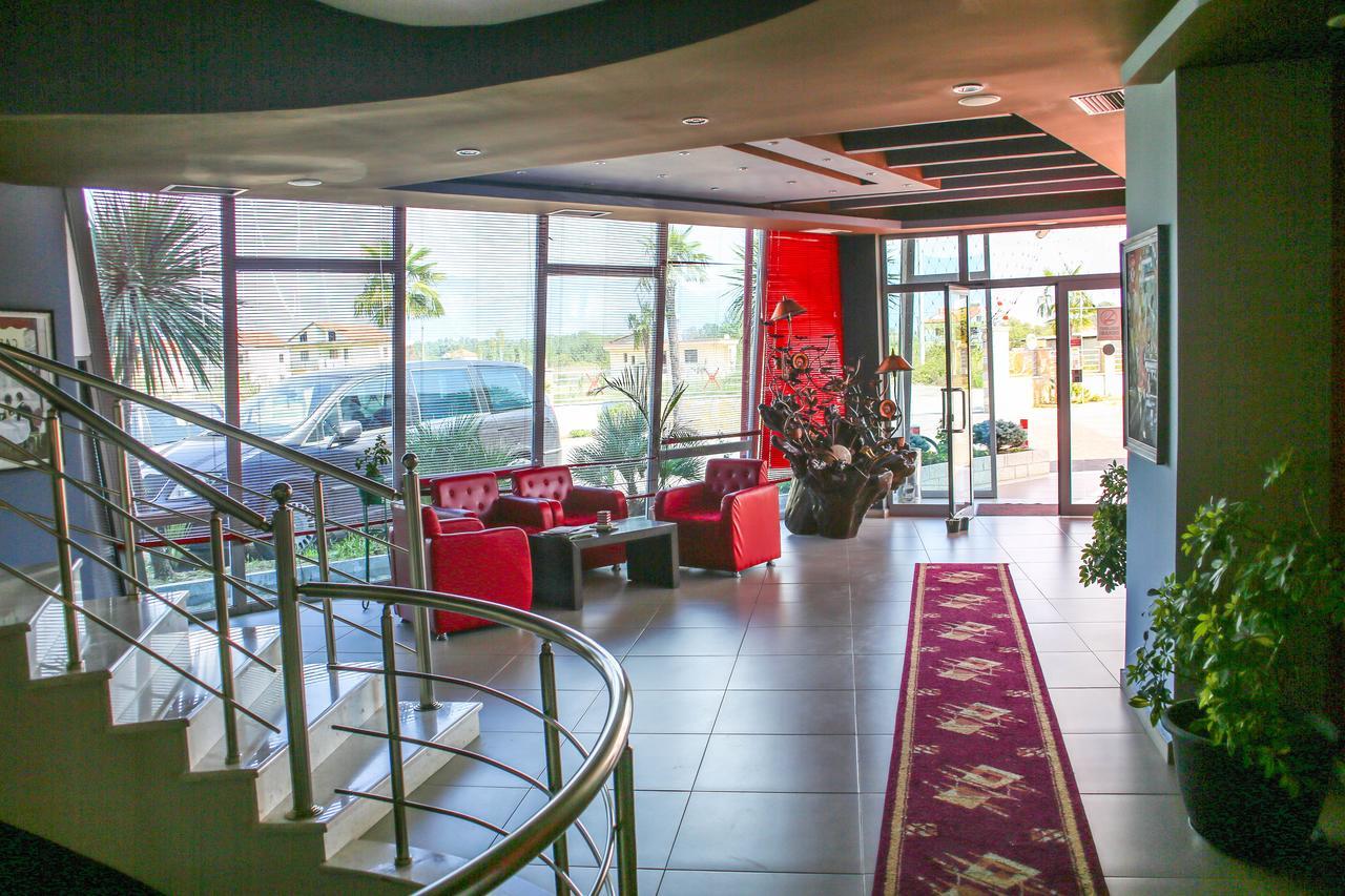 Hotel Vila Aeroport Rinas Bagian luar foto