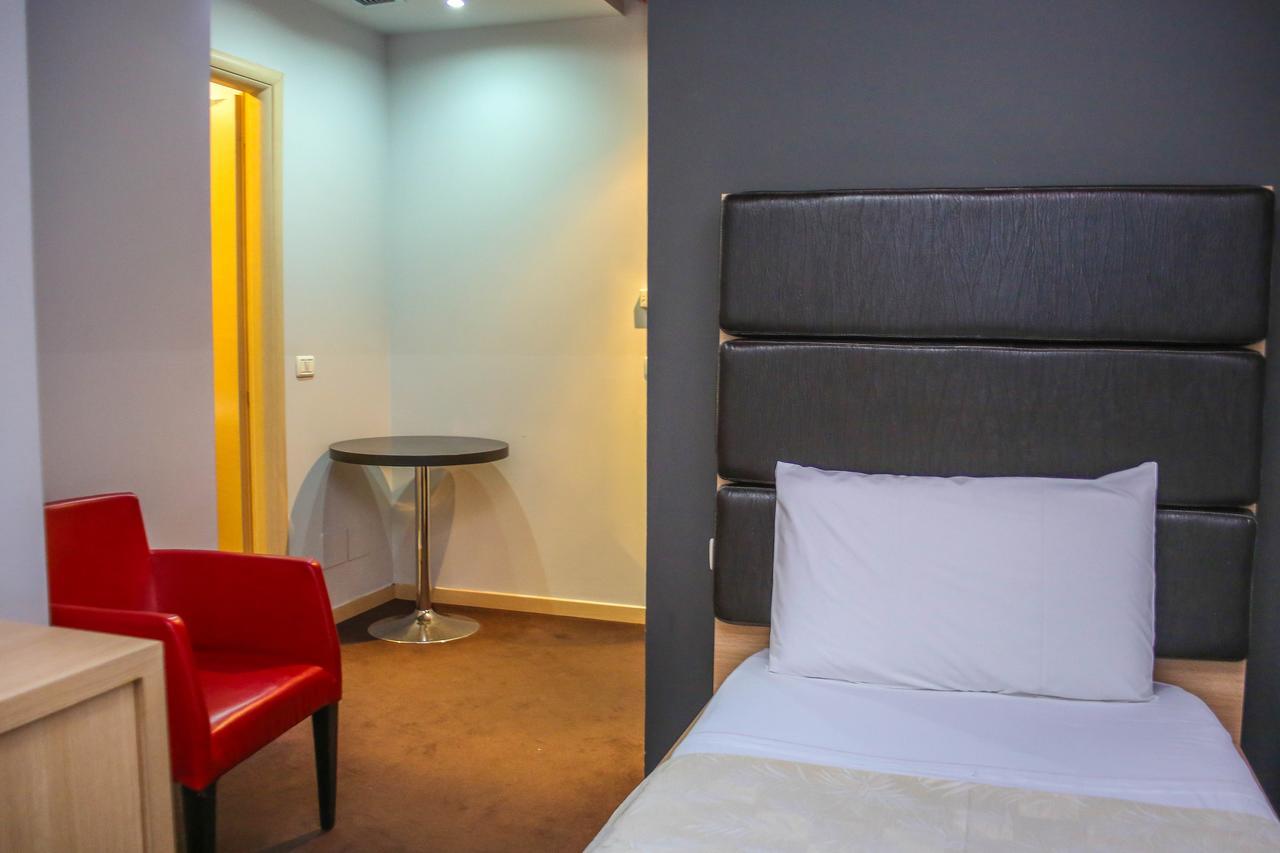 Hotel Vila Aeroport Rinas Bagian luar foto