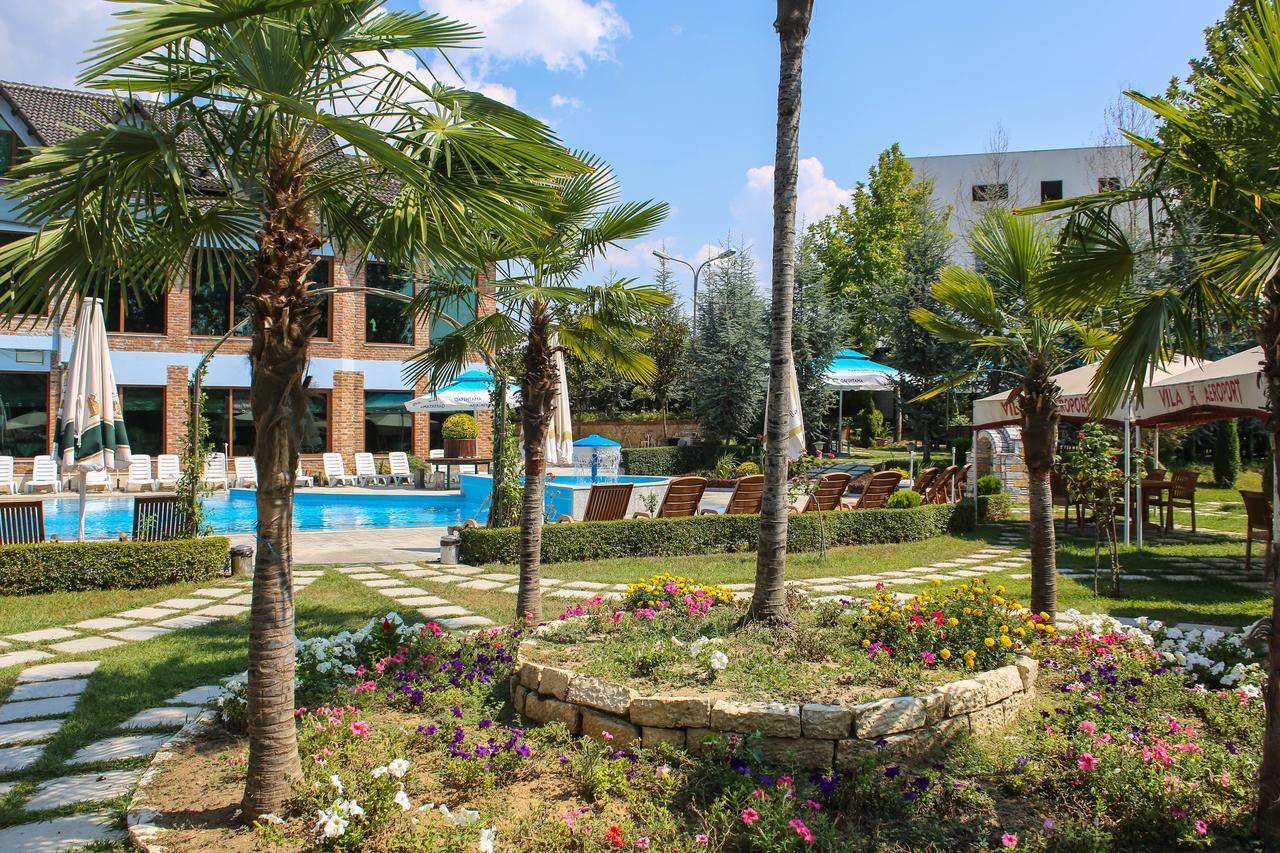 Hotel Vila Aeroport Rinas Bagian luar foto