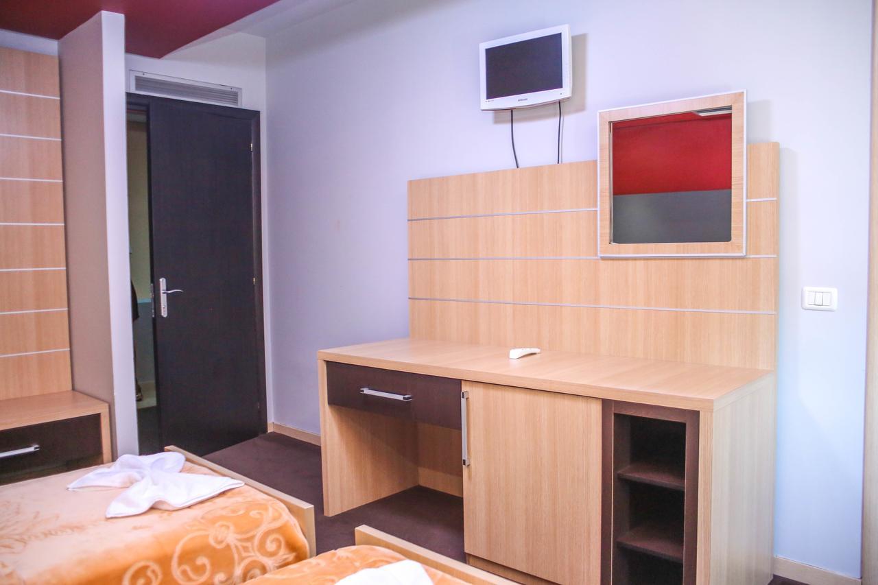 Hotel Vila Aeroport Rinas Bagian luar foto