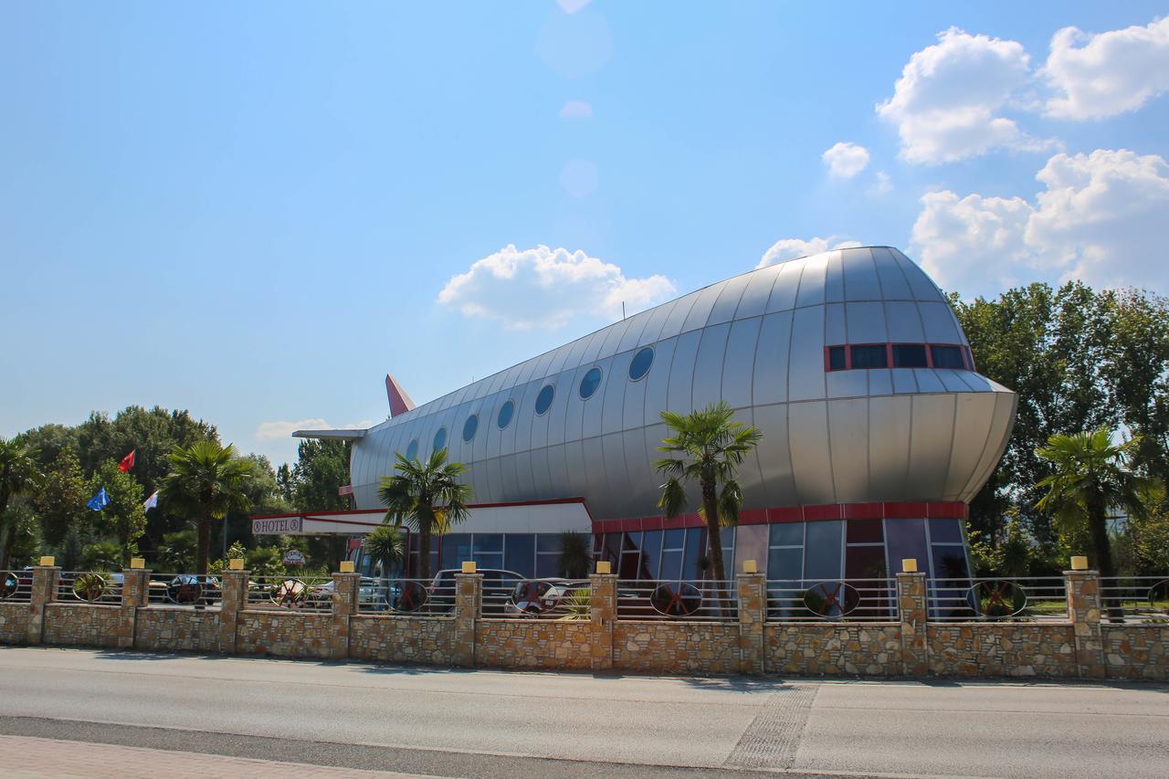 Hotel Vila Aeroport Rinas Bagian luar foto