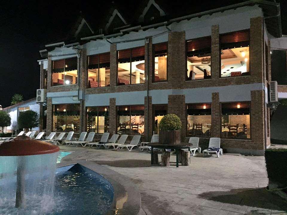 Hotel Vila Aeroport Rinas Bagian luar foto
